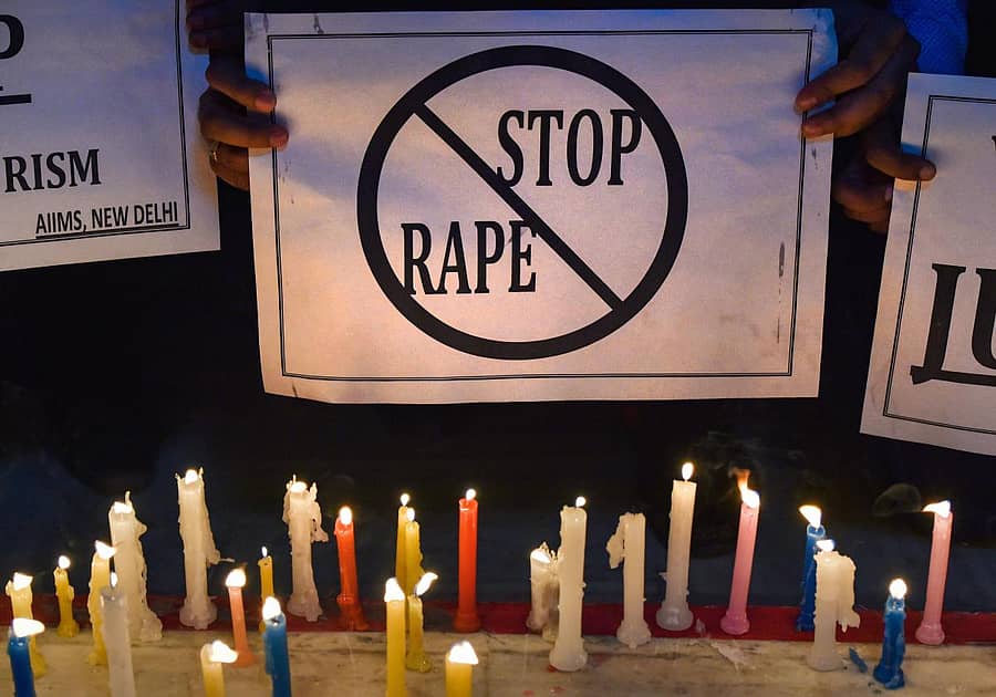 ಅತ್ಯಾಚಾರ ತಡೆಗೆ ಆಗ್ರಹಿಸಿ ನಡೆದಿರುವ ಪ್ರತಿಭಟನೆ ಸಂದರ್ಭದಲ್ಲಿ ಪ್ರದರ್ಶಿಸಲಾದ ಫಲಕ–ಸಂಗ್ರಹ ಚಿತ್ರ