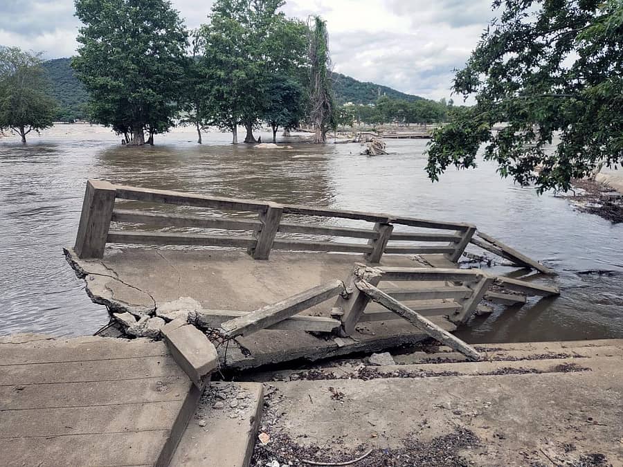 ಜಲಪಾತ ವೀಕ್ಷಣೆಗಾಗಿ ನಿರ್ಮಿಸಲಾಗಿದ್ದ ಪಾಲಮೇಡು ಸೇತುವೆ ಮುರಿದಿದೆ