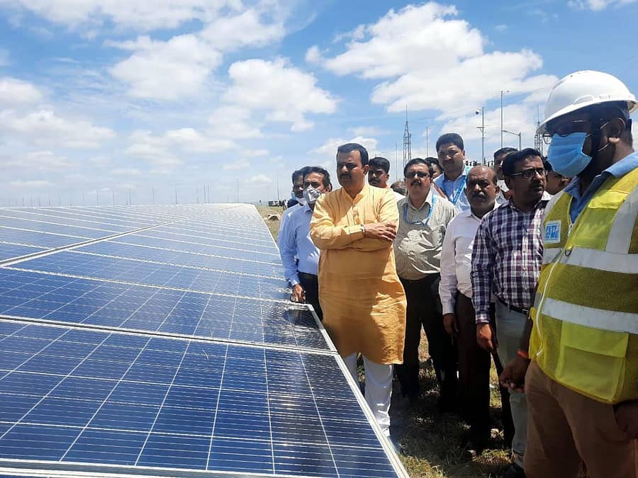 ಪಾವಗಡ ತಾಲ್ಲೂಕಿನ ತಿರುಮಣಿ ಬಳಿಯ ಸೋಲಾರ್ ಪಾರ್ಕ್ಗೆ ಇಂಧನ, ಕನ್ನಡ ಮತ್ತು ಸಂಸ್ಕೃತಿ ಸಚಿವ ವಿ. ಸುನಿಲ್ ಕುಮಾರ್ ಭೇಟಿ ನೀಡಿ ಪರಿಶೀಲಿಸಿದರು. ಕರ್ನಾಟಕ ಸೌರಶಕ್ತಿ ಅಭಿವೃದ್ಧಿ ನಿಗಮದ ವ್ಯವಸ್ಥಾಪಕ ನಿರ್ದೇಶಕ ಡಾ.ಎಚ್.ಪಿ. ಬುಡೆಪ್ಪ, ಶ್ರೀನಿವಾಸ್ ಹಾಜರಿದ್ದರು