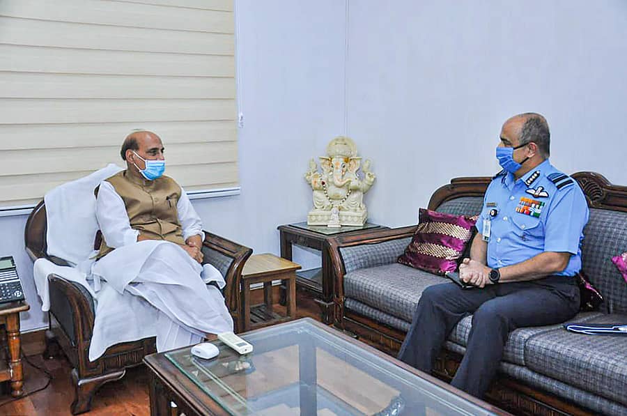 ದೆಹಲಿಯಲ್ಲಿ ನಡೆದ ಸಭೆಯಲ್ಲಿ ಏರ್ ಚೀಫ್ ಮಾರ್ಷಲ್ ವಿವೇಕ್ ರಾಮ್ ಚೌಧರಿ ಜೊತೆ ರಕ್ಷಣಾ ಸಚಿವ ರಾಜನಾಥ್ ಸಿಂಗ್. (ಪಿಟಿಐ ಚಿತ್ರ)