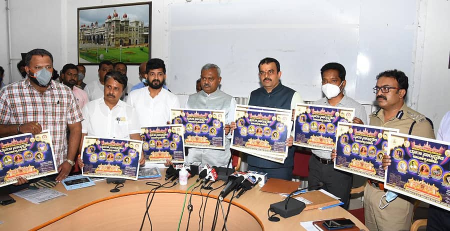 ಮೈಸೂರಿನಲ್ಲಿ ಶುಕ್ರವಾರ ಕನ್ನಡ ಮತ್ತು ಸಂಸ್ಕೃತಿ ಸಚಿವ ಸುನಿಲ್ ಕುಮಾರ್ ದಸರಾ ಸಾಂಸ್ಕೃತಿಕ ಕಾರ್ಯಕ್ರಮದ ಪೋಸ್ಟರ್ ಬಿಡುಗಡೆ ಮಾಡಿದರು