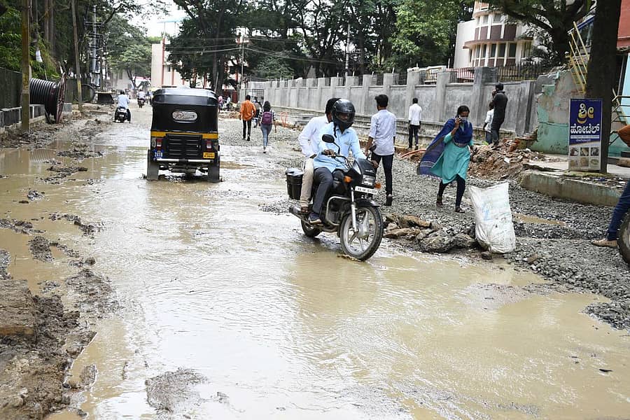ಶಿವಮೊಗ್ಗ ನಗರ ಪಾಲಿಕೆ ಮುಂದಿನ ರಸ್ತೆ ಕೆಸರುಗದ್ದೆಯಾಗಿರುವುದು