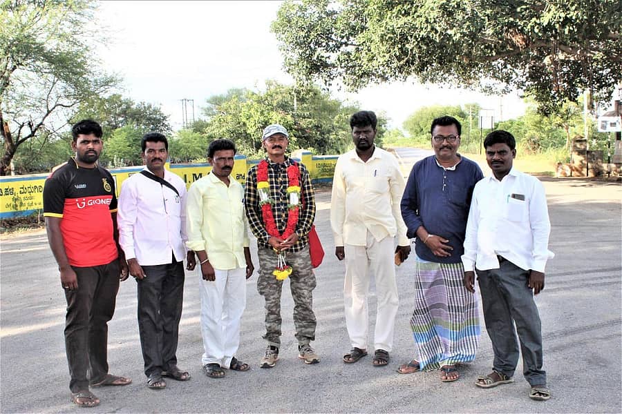 ಮಧುಗಿರಿ ತಾಲ್ಲೂಕಿನ ಐಡಿಹಳ್ಳಿಗೆ ಎಚ್.ಕೆ. ವಿವೇಕಾನಂದ ಬುಧವಾರ ಭೇಟಿ ನೀಡಿದಾಗ ಅವರನ್ನು ಸ್ವಾಗತಿಸಿ ಪಾದಯಾತ್ರೆಯಲ್ಲಿ ಜೊತೆಯಾದ ಗ್ರಾಮಸ್ಥರು