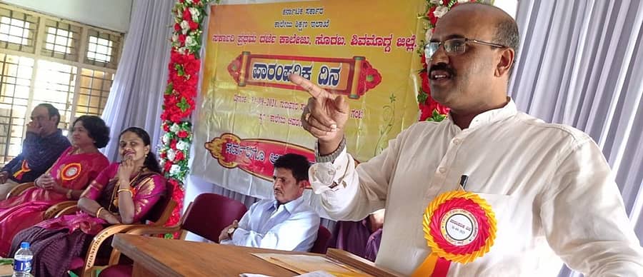 ಸೊರಬದ ಪದವಿ ಕಾಲೇಜಿನಲ್ಲಿ ಗುರುವಾರ ಹಮ್ಮಿಕೊಂಡಿದ್ದ ಪಾರಂಪರಿಕ ದಿನಾಚರಣೆ ಕಾರ್ಯಕ್ರಮದಲ್ಲಿ ಶಿವಮೊಗ್ಗ ಸಹ್ಯಾದ್ರಿ ಕಾಲೇಜಿನ ಕನ್ನಡ ಸಹಾಯಕ ಪ್ರಾಧ್ಯಾಪಕ ಡಾ.ಮೋಹನ ಚಂದ್ರಗುತ್ತಿ ಮಾತನಾಡಿದರು