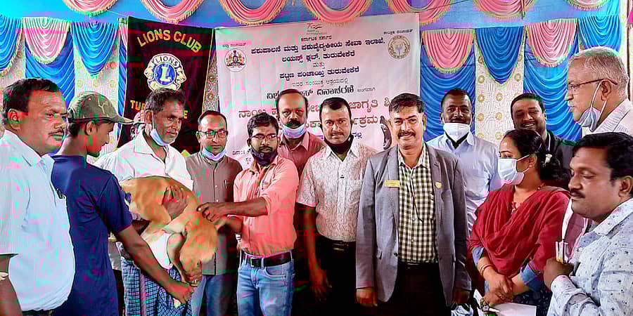 ತುರುವೇಕೆರೆ ಪಟ್ಟಣದ ಸರ್ಕಾರಿ ಪಶು ವೈದ್ಯ ಇಲಾಖೆಯ ಆವರಣದಲ್ಲಿ ರೇಬಿಸ್ ಜಾಗೃತಿ ಕಾರ್ಯಕ್ರಮ ಜರುಗಿತು. ಪಶುವೈದ್ಯ ಡಾ.ಶ್ರೀನಿವಾಸ್ ಪೂಜಾರ್, ಲಯನ್ಸ್ ಅಧ್ಯಕ್ಷ ಮಿಹಿರಕುಮಾರ್, ಪಟ್ಟಣ ಪಂಚಾಯಿತಿ ಮುಖ್ಯಾಧಿಕಾರಿ ಮಂಜುಳಾದೇವಿ, ಪಶುವೈದ್ಯ ಇಲಾಖೆಯ ಉಪ ನಿರ್ದೇಶಕ ಸದಾಶಿವಯ್ಯ ಇದ್ದರು