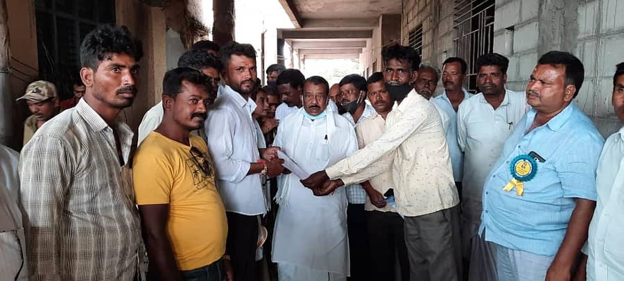 ಪಾವಗಡ ತಾಲ್ಲೂಕು ನಾಗಲಮಡಿಕೆ ಹೋಬಳಿಯ ಕೆ. ಸೇವಾಲಾಲ್ ಪುರ ಗ್ರಾಮದ ಸ್ಮಶಾನಕ್ಕೆ ಜಾಗ ಮಂಜೂರು ಮಾಡಿಸಿ ಕೊಡಬೇಕು ಎಂದು ಒತ್ತಾಯಿಸಿ ಗ್ರಾಮಸ್ಥರು ಇತ್ತೀಚೆಗೆ ಶಾಸಕ ವೆಂಕಟರವಣಪ್ಪ ಅವರಿಗೆ ಮನವಿ ಸಲ್ಲಿಸಿದರು. ಗ್ರಾಮ ಪಂಚಾಯಿತಿ ಸದಸ್ಯ ಕಾಳ್ಯಾನಾಯ್ಕ, ಉಪಾಧ್ಯಕ್ಷೆ ಸರೋಜಿ ಬಾಯಿ, ಮುಖಂಡ ಡಾಕುನಾಯ್ಕ ಇದ್ದರು