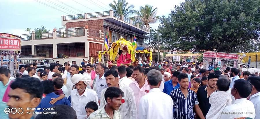 ಆಲಮಟ್ಟಿ ಸಮೀಪದ ಚಿಮ್ಮಲಗಿ ಭಾಗ-2 ಗ್ರಾಮದಲ್ಲಿ ಚಿಮ್ಮಲಗಿ ಅರಳೆಲೆ ಕಟ್ಟಿಮನಿ ಹಿರೇಮಠದ ನೂತನ ಸ್ವಾಮೀಜಿ ಅವರ ಪಟ್ಟಾಧಿಕಾರ ಮಹೋತ್ಸವದಲ್ಲಿ ಗುರುವಾರ ಸಂಜೆ ರಂಭಾಪುರಿಯ ಪ್ರಸನ್ನ ರೇಣುಕ ವೀರಸೋಮೇಶ್ವರ ಶ್ರೀಗಳ ಅಡ್ಡಪಲ್ಲಕ್ಕಿ ಮಹೋತ್ಸವ ಜರುಗಿತು