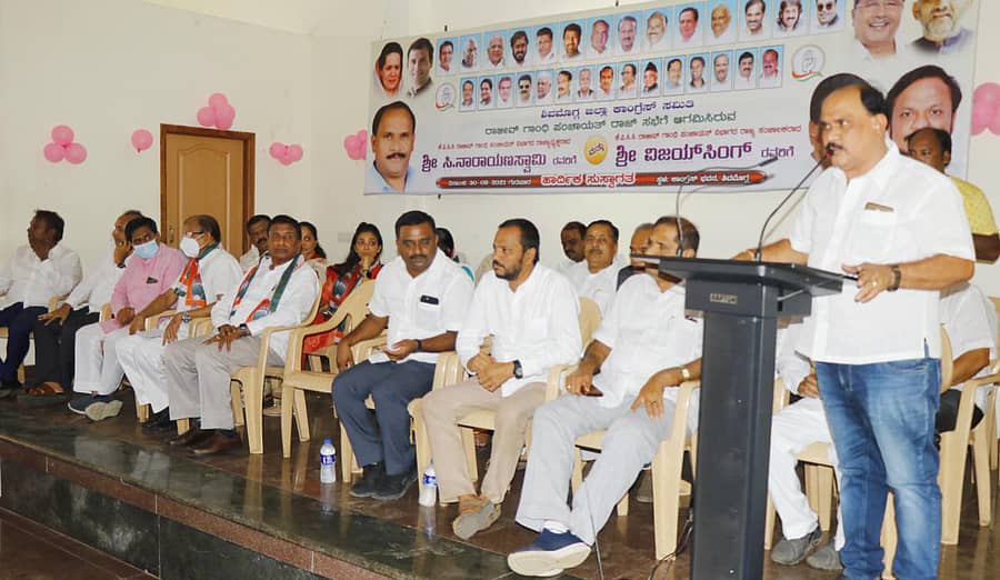 ಶಿವಮೊಗ್ಗ ಕಾಂಗ್ರೆಸ್ ಕಚೇರಿಯಲ್ಲಿ ಗುರುವಾರ ನಡೆದ ಸಭೆಯಲ್ಲಿ ಪಕ್ಷದ ಜಿಲ್ಲಾ ಘಟಕದ ಅಧ್ಯಕ್ಷ ಎಚ್.ಎಸ್. ಸುಂದರೇಶ್ ಮಾತನಾಡಿದರು.