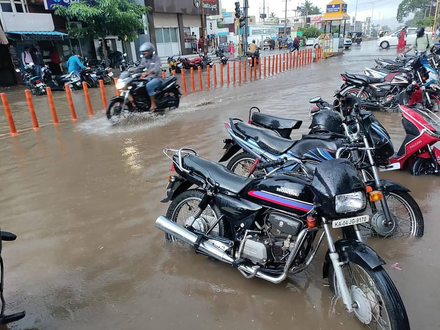 ಚಾಮರಾಜನಗರದಲ್ಲಿ ಗುರುವಾರ ಸಂಜೆ ಸುರಿದ ಭಾರಿ ಮಳೆಯಿಂದಾಗಿ, ಭುವನೇಶ್ವರಿ ವೃತ್ತದ ಬಳಿಯ ರಸ್ತೆಯಲ್ಲಿ ನೀರು ನಿಂತು ವಾಹನ ಸಂಚಾರಕ್ಕೆ ಅಡಚಣೆಯಾಯಿತು