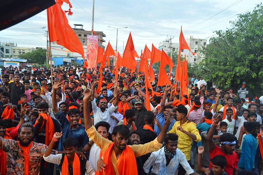 ಯಾದಗಿರಿ ನಗರದಲ್ಲಿ ವಿಶ್ವ ಹಿಂದೂ ಪರಿಷತ್ ಹಾಗೂ ಬಜರಂಗದಳದಿಂದ ಪ್ರತಿಷ್ಠಾಪನೆ ಮಾಡಿದ್ದ ಹಿಂದು ಮಹಾಗಣಪತಿ ‌ವಿಸರ್ಜನೆಯಲ್ಲಿ ಅದ್ಧೂರಿ ಮೆರವಣಿಗೆ ಮಾಡಿ ದೊಡ್ಡ ಕೆರೆಯಲ್ಲಿ ಗಣೇಶ ಮೂರ್ತಿ ವಿಸರ್ಜನೆ ಮಾಡಲಾಯಿತು