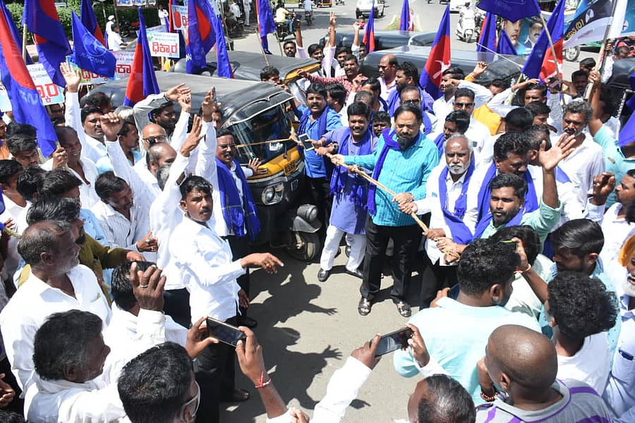 ಕಲಬುರ್ಗಿಯಲ್ಲಿ ಕರ್ನಾಟಕ ರಾಜ್ಯ ದಲಿತ ಸಂಘರ್ಷ ಸಮಿತಿಯಿಂದ ಇಂಧನ ಬೆಲೆ ಏರಿಕೆ ಖಂಡಿಸಿ ಆಟೊಗೆ ಹಗ್ಗ ಕಟ್ಟಿ ಎಳೆದು ಪ್ರತಿಭಟನೆ ನಡೆಸಲಾಯಿತು