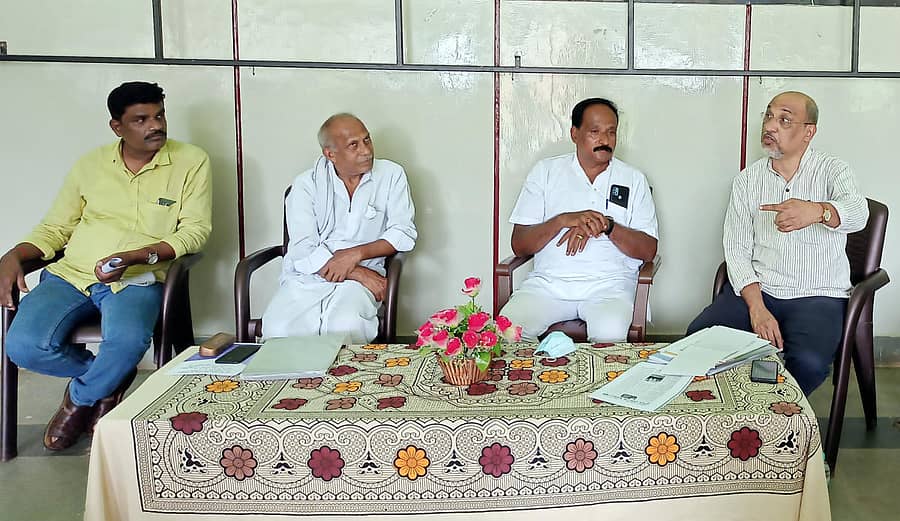 ಹಾಸನದಲ್ಲಿ ಏರ್ಪಡಿಸಿದ್ದ ಕೃಷಿ ವಿಚಾರಗೋಷ್ಠಿ ಮತ್ತು ಸಂವಾದ ಕಾರ್ಯಕ್ರಮದಲ್ಲಿ ಕೃಷಿ ಆರ್ಥಿಕ ತಜ್ಞ ಟಿ.ಎನ್.ಪ್ರಕಾಶ್‌ ಕಮ್ಮರಡಿ ಮಾತನಾಡಿದರು. ರೈತ ಸಂತೆಶಿವರ ಬಸವರಾಜು, ಬಿ.ಕೆ.ಮಂಜುನಾಥ್‌ ಇದ್ದಾರೆ.