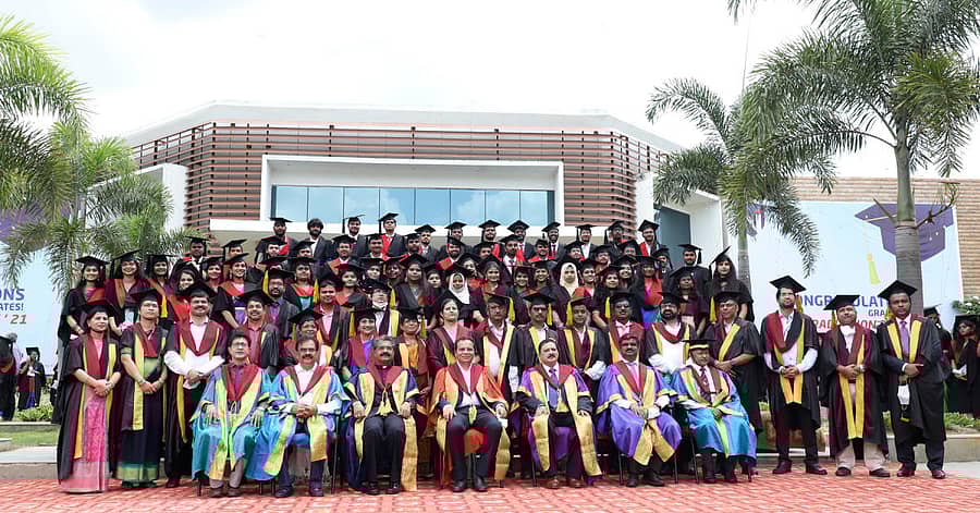 ರಾಯಚೂರಿನ ನವೋದಯ ವೈದ್ಯಕೀಯ ಕಾಲೇಜಿನಲ್ಲಿ ಪದವಿ, ಸ್ನಾತಕೋತ್ತರ ಪೂರ್ಣಗೊಳಿಸಿದ ವಿದ್ಯಾರ್ಥಿಗಳಿಗೆ ಶುಕ್ರವಾರ ಪದವಿಪ್ರದಾನ ಸಮಾರಂಭದ ಬಳಿಕ ಎಲ್ಲರೂ ಛಾಯಾಚಿತ್ರಕ್ಕಾಗಿ ಪೋಸ್ ನೀಡಿದರು