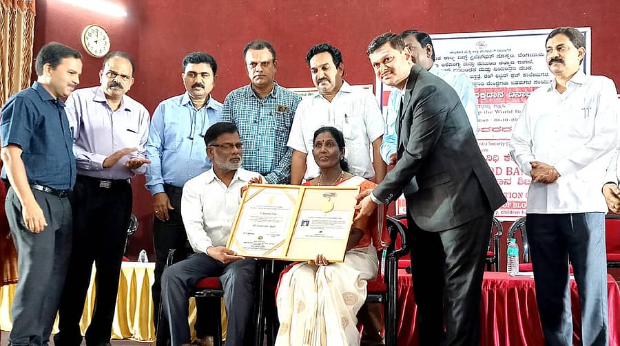 ಫ್ಲೋರೆನ್ಸ್ ನೈಟಿಂಗೇಲ್ ರಾಷ್ಟ್ರೀಯ ಪ್ರಶಸ್ತಿ ಪಡೆದ ಚಿಗಟೇರಿ ಜಿಲ್ಲಾ ಆಸ್ಪತ್ರೆಯ ಹಿರಿಯ ಮಹಿಳಾ ಆರೋಗ್ಯ ಸಹಾಯಕಿ ಕೆ. ಗಾಯತ್ರಿದೇವಿ ದಂಪತಿಯನ್ನು ದಾವಣಗೆರೆಯಲ್ಲಿ ಶುಕ್ರವಾರ ನಡೆದ ರಕ್ತದಾನ ದಿನಾಚರಣೆಯಲ್ಲಿ ಜಿಲ್ಲಾಧಿಕಾರಿ ಮಹಾಂತೇಶ ಬೀಳಗಿ ಸನ್ಮಾನಿಸಿದರು.