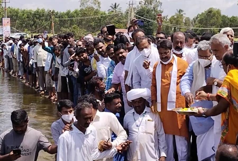 ವಿಪಕ್ಷ ನಾಯಕ ಸಿದ್ದರಾಮಯ್ಯ ಕೋಲಾರ ಜಿಲ್ಲೆ ಮಾಲೂರು ತಾಲ್ಲೂಕಿನ ದೊಡ್ಡಶಿವಾರ ಕೆರೆಗೆ ಶುಕ್ರವಾರ ಬಾಗಿನ ಅರ್ಪಿಸಿದರು