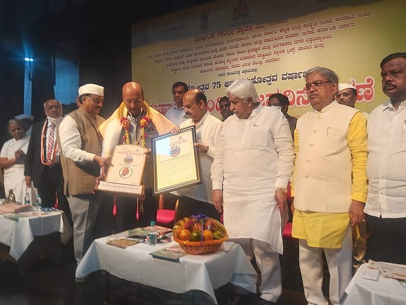 ಸಿದ್ದಗಂಗಾ ಮಠದ ಪರವಾಗಿ ಲಿಂಗೈಕ್ಯ ಶ್ರೀಗಳ ವೈದ್ಯರಾಗಿ 40 ವರ್ಷ ಸೇವೆ ಸಲ್ಲಿಸಿದ್ದ ಡಾ. ಶಿವಪ್ಪ ಮಠದ ಪರವಾಗಿ "ಮಹಾತ್ಮ ಗಾಂಧಿ ಸೇವಾ ಪ್ರಶಸ್ತಿ ಸ್ವೀಕರಿಸಿದರು.