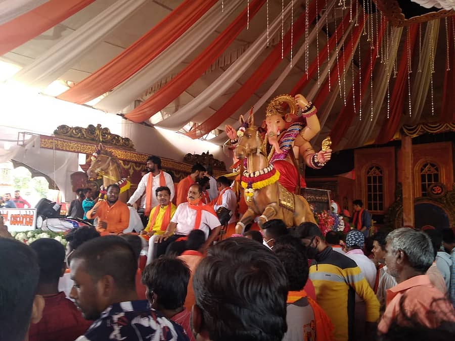 ಹಿಂದೂ ಮಹಾಗಣಪತಿ ವಿಸರ್ಜನಾ ಮೆರವಣಿಗೆ ನಡೆಸಲಾಗುತ್ತಿದೆ.