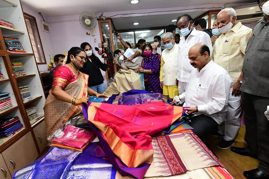 ₹16 ಸಾವಿರ ಮೌಲ್ಯದ ಖಾದಿ ಉತ್ಪನ್ನಗಳನ್ನು ಖರೀದಿಸಿದ ಸಿಎಂ ಬೊಮ್ಮಾಯಿ