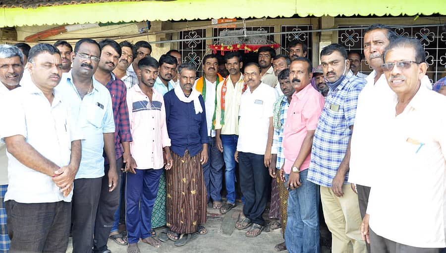 ಹೊಳೆಹೊನ್ನೂರು ಸಮೀಪದ ಅಗಸನಹಳ್ಳಿ ಗ್ರಾಮದಲ್ಲಿ ಬೂತ್ ಅಧ್ಯಕ್ಷ ನವೀನ್ ಅವರ ಮನೆಗೆ ಶಿವಮೊಗ್ಗ ಗ್ರಾಮಾಂತರ ಶಾಸಕ ಕೆ.ಬಿ. ಅಶೋಕ ನಾಯ್ಕ ನಾಮಫಲಕ ಅಳವಡಿಸಿದರು