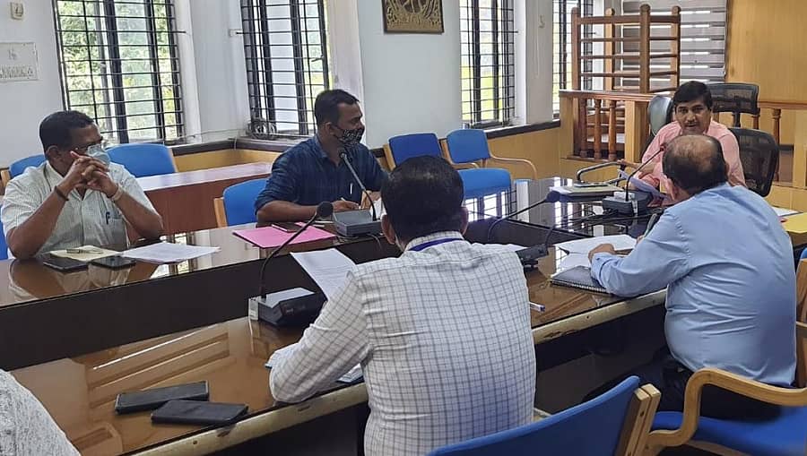 ಶಿವಮೊಗ್ಗ ಜಿಲ್ಲಾಧಿಕಾರಿ ಕಚೇರಿಯಲ್ಲಿ ಶುಕ್ರವಾರ ಹಮ್ಮಿಕೊಂಡಿದ್ದ ವಿವಿಧ ಇಲಾಖೆಗಳ ಅಧಿಕಾರಿಗಳ ಸಭೆಯಲ್ಲಿ ಹೆಚ್ಚುವರಿ ಜಿಲ್ಲಾಧಿಕಾರಿ ಡಾ.ನಾಗೇಂದ್ರ ಹೊನ್ನಳ್ಳಿ ಮಾತನಾಡಿದರು