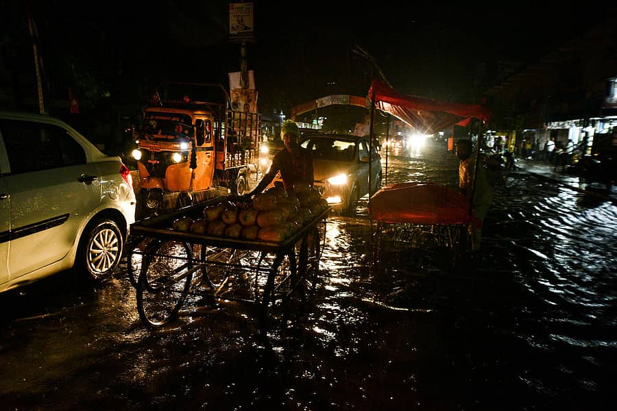 ಕಲಬುರ್ಗಿಯ ಸ್ಟೇಷನ್ ರಸ್ತೆಯಲ್ಲಿ ಶುಕ್ರವಾರ ರಾತ್ರಿ ಧಾರಾಕಾರ ಮಳೆಯ ಕಾರಣ ನೀರು ಹೊಳೆಯಂತೆ ಹರಿಯಿತು. ಮೊಣಕಾಲುದ್ದದ ನೀರಿನಲ್ಲಿಯೇ ಬೀದಿ ಬದಿ ವ್ಯಾಪಾರಿಗಳು, ವಾಹನ ಸವಾರರು ಸಂಚರಿಸಿದ್ದು ಕಂಡುಬಂತು