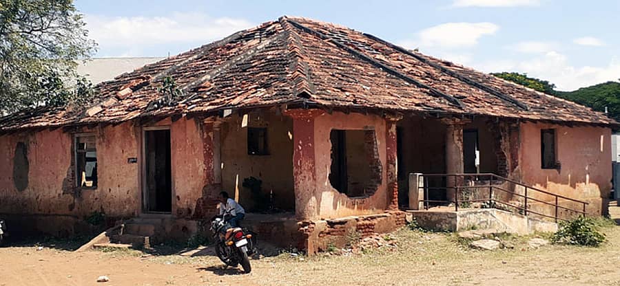 ಶಿಥಿಲಾವಸ್ಥೆ ತಲುಪಿರುವ ಮಲೇಬೆನ್ನೂರಿನ ಬಾಪೂಜಿ ಹಾಲ್ ಕಟ್ಟಡ.