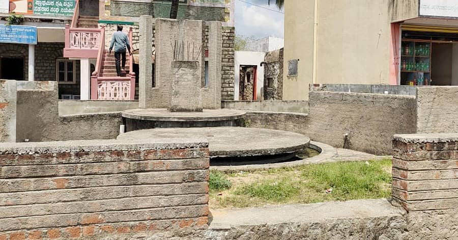 ಮುಳಗುಂದ ಮಧ್ಯ ಭಾಗದಲ್ಲಿ ಗಾಂಧಿ ಪ್ರತಿಮೆ ಸ್ಥಾಪನೆ ಕಾಮಗಾರಿ ಅಪೂರ್ಣವಾಗಿರುವುದು