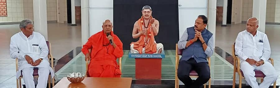 ಹೊಸದುರ್ಗ ತಾಲ್ಲೂಕಿನ ಸಾಣೇಹಳ್ಳಿಯ ರಾಷ್ಟ್ರೀಯ ನಾಟಕೋತ್ಸವ ಆಚರಣೆ ಸಂಬಂಧ ನಡೆದ ಸಭೆಯಲ್ಲಿ ಪಂಡಿತಾರಾಧ್ಯ ಶಿವಾಚಾರ್ಯ ಸ್ವಾಮೀಜಿ ಮಾತನಾಡಿದರು