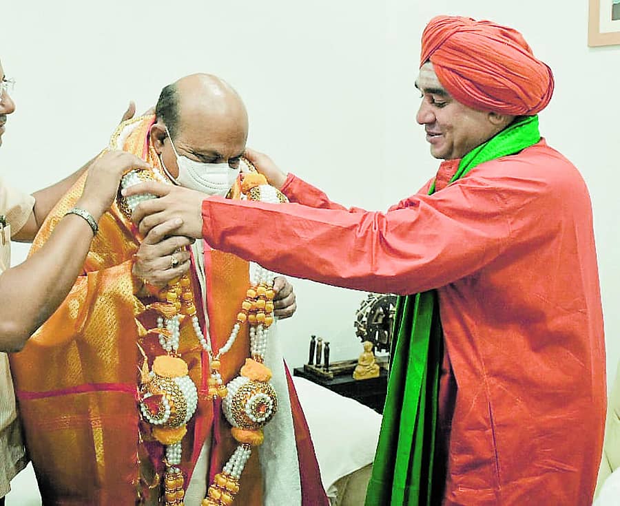 ಬಸವ ಜಯಮೃತ್ಯುಂಜಯ ಸ್ವಾಮೀಜಿ ಮುಖ್ಯಮಂತ್ರಿ ಬಸವರಾಜ ಬೊಮ್ಮಾಯಿ ಅವರನ್ನು ಗೌರವಿಸಿದರು.