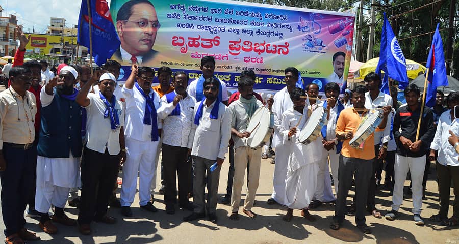 ಯಾದಗಿರಿ ಹಳೆ ಪ್ರವಾಸಿ ಮಂದಿರದಿಂದ ಜಿಲ್ಲಾಧಿಕಾರಿ ಕಚೇರಿ ವರೆಗೆ ದಸಂಸ ಸಾಗರ ಬಣದಿಂದ ಜಾಥಾ ನಡೆಸಿ ಅಗತ್ಯ ವಸ್ತುಗಳ ಬೆಲೆ ಏರಿಕೆ, ಬಿಜೆಪಿ ಸರ್ಕಾರದ ಕುಟಿಲ ನೀತಿ ಖಂಡಿಸಿ ಪ್ರತಿಭಟನೆ ನಡೆಸಲಾಯಿತು