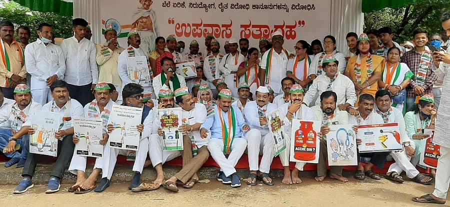 ಬೆಲೆ ಏರಿಕೆ, ಕೃಷಿ ಕಾಯ್ದೆಗಳನ್ನು ವಿರೋಧಿಸಿ ಹುಬ್ಬಳ್ಳಿಯ ಕಿಮ್ಸ್ ಬಳಿ ಇರುವ ಗಾಂಧೀಜಿ ಪ್ರತಿಮೆ ಬಳಿ ಕಾಂಗ್ರೆಸ್‌ನವರು ಶನಿವಾರ ಉಪವಾಸ ಸತ್ಯಾಗ್ರಹ ನಡೆಸಿದರು