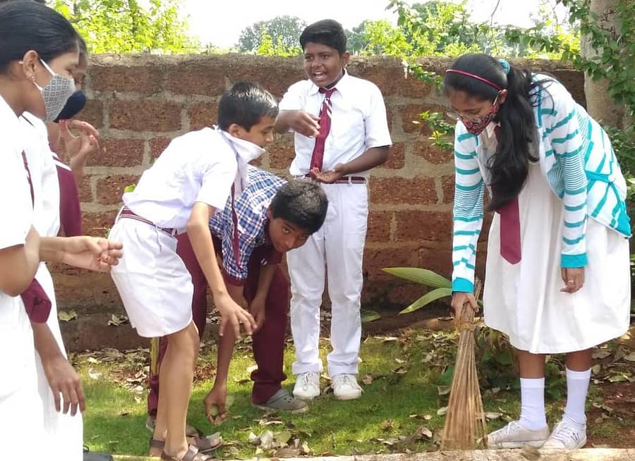 ಬೀದರ್‌ನ ನವೀನ್ ಪಬ್ಲಿಕ್ ಸ್ಕೂಲ್‍ನಲ್ಲಿ ವಿದ್ಯಾರ್ಥಿಗಳು ಗಾಂಧಿ ಜಯಂತಿ ನಿಮಿತ್ತ ಸ್ವಚ್ಛತಾ ಅಭಿಯಾನ ನಡೆಸಿದರು
