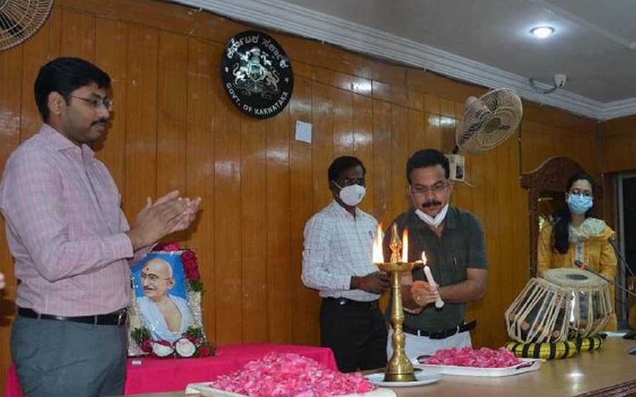 ಬೀದರ್ ಜಿಲ್ಲಾಧಿಕಾರಿ ಕಚೇರಿಯಲ್ಲಿ ಗಾಂಧಿ ಜಯಂತಿ ಆಚರಣೆ ಕಾರ್ಯಕ್ರಮದಲ್ಲಿ ಜಿಲ್ಲಾಧಿಕಾರಿ ರಾಮಚಂದ್ರನ್, ಹೆಚ್ಚುವರಿ ಜಿಲ್ಲಾಧಿಕಾರಿ ಬಾಬು ರೆಡ್ಡಿ, ಬೀದರ್ ಉಪ ವಿಭಾಗಾಧಿಕಾರಿ ಗರಿಮಾ ಪನ್ವಾರ್ ಇದ್ದಾರೆ