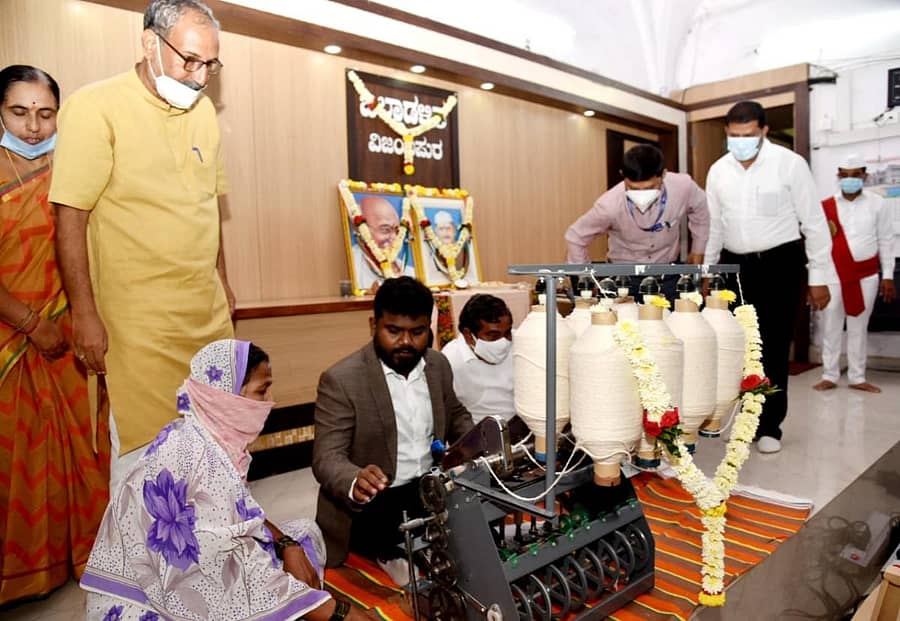 ವಿಜಯಪುರ ಜಿಲ್ಲಾಧಿಕಾರಿಗಳ ಕಚೇರಿ ಸಭಾಂಗಣದಲ್ಲಿ ಶನಿವಾರ ಮಹಾತ್ಮ ಗಾಂಧಿ, ಲಾಲ್ ಬಹದ್ದೂರ್ ಶಾಸ್ತ್ರಿ ಅವರ ಜಯಂತಿ ಕಾರ್ಯಕ್ರಮದಲ್ಲಿ ಜಿಲ್ಲಾಧಿಕಾರಿ ಪಿ. ಸುನಿಲ್ ಕುಮಾರ್, ಜಿಲ್ಲಾ ಪಂಚಾಯ್ತಿ ಮುಖ್ಯ ಕಾರ್ಯನಿರ್ವಹಣಾಧಿಕಾರಿ ಗೋವಿಂದರೆಡ್ಡಿ ಚರಕದಲ್ಲಿ ನೂಲಿದರು