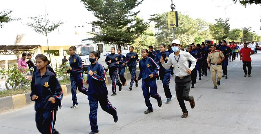 75ನೇ ಸ್ವಾತಂತ್ರ್ಯ ಅಮೃತ ಮಹೋತ್ಸವದ ಕಾರ್ಯಕ್ರಮದ ಅಂಗವಾಗಿ ರಾಯಚೂರಿನಲ್ಲಿ ಶನಿವಾರ ಆಯೋಜಿಸಿದ್ದ ಜಿಲ್ಲಾಧಿಕಾರಿ ಕಛೇರಿಯಿಂದ ಮಹಾತ್ಮ ಗಾಂಧಿ ಕ್ರೀಡಾಂಗಣದವರೆಗೆ ಫೀಟ್ ಇಂಡಿಯಾ ಫ್ರೀಡಮ್ ರನ್ 2.0 ಓಟದಲ್ಲಿ ವಿವಿಧ ಸಂಘ–ಸಂಸ್ಥೆಗಳು ಪ್ರತಿನಿಧಿಗಳು ಭಾಗವಹಿಸಿದ್ದರು