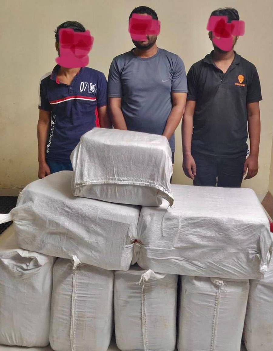 ಬಂಧಿತ ಆರೋಪಿಗಳು ಹಾಗೂ ಜಪ್ತಿ ಮಾಡಲಾದ ಗಾಂಜಾ ಪೊಟ್ಟಣಗಳು