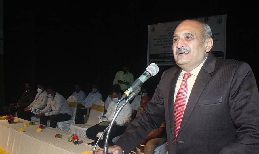 ಕೋಲಾರದಲ್ಲಿ ಶನಿವಾರ ನಡೆದ ರಾಷ್ಟ್ರೀಯತೆ ಜಾಗೃತಿ ಮತ್ತು ಗಾಂಧಿ ಜಯಂತಿ ಕಾರ್ಯಕ್ರಮದಲ್ಲಿ ಜಿಲ್ಲಾ ಕಾನೂನು ಸೇವಾ ಪ್ರಾಧಿಕಾರದ ಅಧ್ಯಕ್ಷ ಕೆ.ಆರ್.ನಾಗರಾಜ ಮಾತನಾಡಿದರು