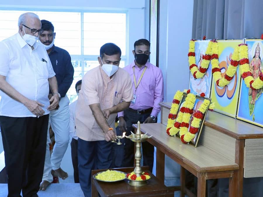 ಶಕ್ತಿ ಶಿಕ್ಷಣ ಸಂಸ್ಥೆಯಲ್ಲಿ ನಡೆದ ಕಾರ್ಯಕ್ರಮದಲ್ಲಿ ಪ್ರೊ. ಮಾಧವ ಎಂ.ಕೆ. ದೀಪ ಬೆಳಗಿದರು. ಆಡಳಿತಾಧಿಕಾರಿ ಡಾ. ಕೆ.ಸಿ ನಾಯ್ಕ್, ರಮೇಶ್ ಕೆ ಇದ್ದರು.