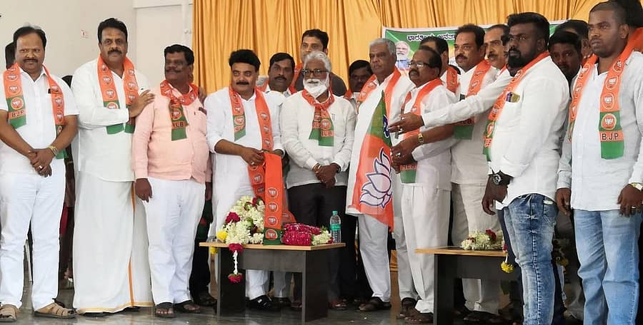 ಕೊಳ್ಳೇಗಾಲ ಶಾಸಕ ಎನ್.ಮಹೇಶ್ ಬೆಂಬಲಿಗರು ಸಂಸದ ವಿ.ಶ್ರೀನಿವಾಸ ಪ್ರಸಾದ್ ಅವರ ಸಮ್ಮಖದಲ್ಲಿ ಬಿಜೆಪಿಗೆ ಸೇರ್ಪಡೆಗೊಂಡರು