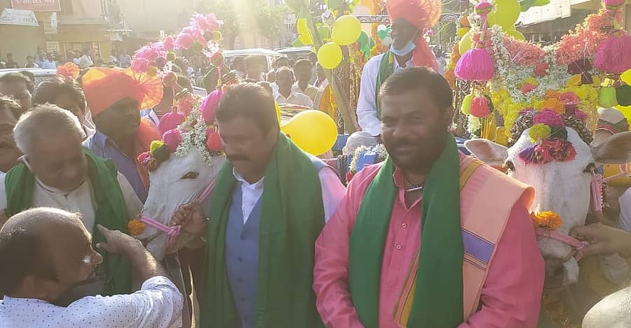 ಎತ್ತಿನ ಬಂಡಿ ಮೆರವಣಿಗೆಯಲ್ಲಿ ಹೆಜ್ಜೆ ಹಾಕಿದ ಸಚಿವರಾದ ಬಿ.ಸಿ. ಪಾಟೀಲ, ಆನಂದ್ ಸಿಂಗ್