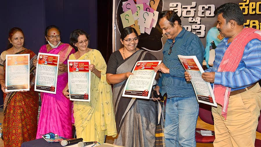 ‘ಹೊಸ ಶಿಕ್ಷಣ ನೀತಿ’ ಅಂಗನವಾಡಿ ಕೇಂದ್ರಗಳ ಮೇಲಾಗುವ ಪರಿಣಾಮ ಕುರಿತ ವಿಚಾರ ಸಂಕಿರಣ ಕಾರ್ಯಕ್ರಮದಲ್ಲಿ ಸಾಹಿತಿ ಡಾ. ವಡ್ಡಗೆರೆ ನಾಗರಾಜಯ್ಯ ಮಾತನಾಡಿದರು. -ಪ್ರಜಾವಾಣಿ ಚಿತ್ರ