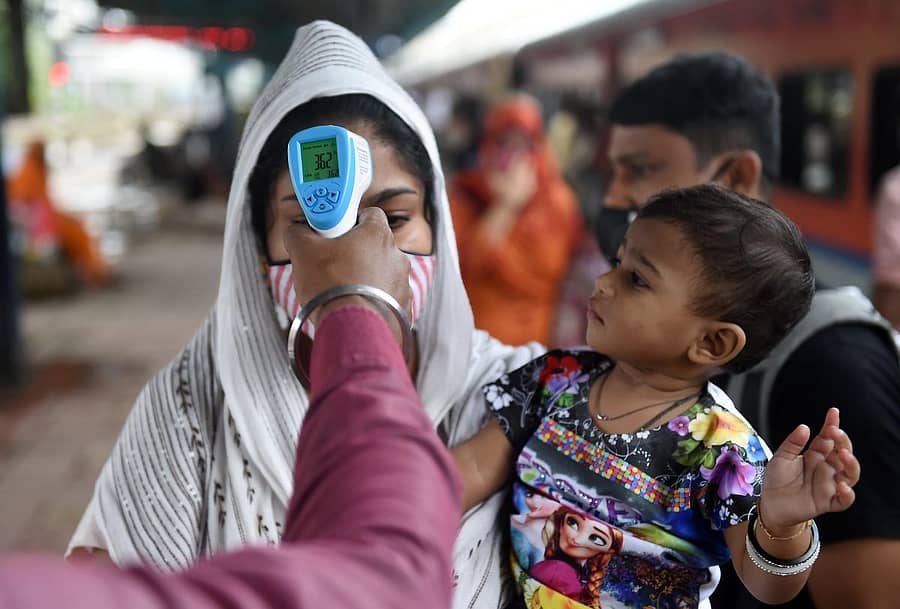 ಮುಂಬೈ ರೈಲ್ವೆ ನಿಲ್ದಾಣದಲ್ಲಿ ಪ್ರಯಾಣಿಕರಿಗೆ ಆರೋಗ್ಯ ತಪಾಸಣೆ ನಡೆಸುತ್ತಿರುವ ಆರೋಗ್ಯ ಕಾರ್ಯಕರ್ತರು–ಸಂಗ್ರಹ ಚಿತ್ರ