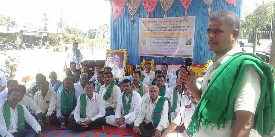 ಸೊರಬದಲ್ಲಿ ವಿಶ್ವ ಮಾನವ ಶಕ್ತಿ ಸತ್ಯ ಶೋಧಕ ಸಮಾಜ ಆಯೋಜಿಸಿದ್ದ ಒಂದು ದಿನದ ಸಾಂಕೇತಿಕ ಉಪವಾಸ ಸತ್ಯಾಗ್ರಹದಲ್ಲಿ ರೈತ ಸಂಘದ ರಾಜ್ಯಾಧ್ಯಕ್ಷ ಕೋಡಿಹಳ್ಳಿ ಚಂದ್ರಶೇಖರ್ ಮಾತನಾಡಿದರು