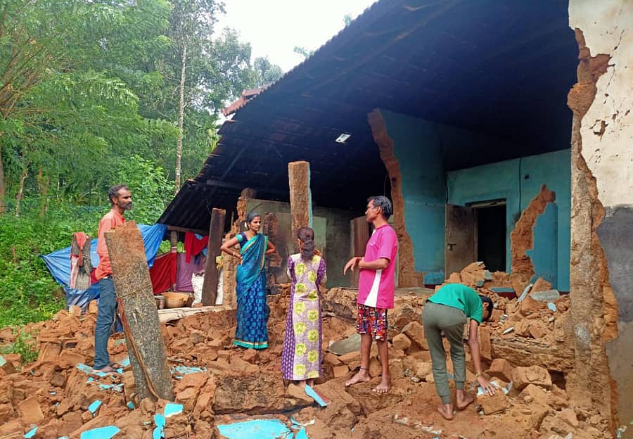 ತೀರ್ಥಹಳ್ಳಿ ತಾಲ್ಲೂಕಿನಲ್ಲಿ ಶುಕ್ರವಾರ ಸುರಿದ ಭಾರಿ ಮಳೆಗೆ ಬುಕ್ಲಾಪುರ ಗ್ರಾಮದ ಮಾನಿ ಮೋಹನ್ ಮಡಿವಾಳ ಅವರ ಮನೆ ಗೋಡೆ ಕುಸಿದಿದೆ.