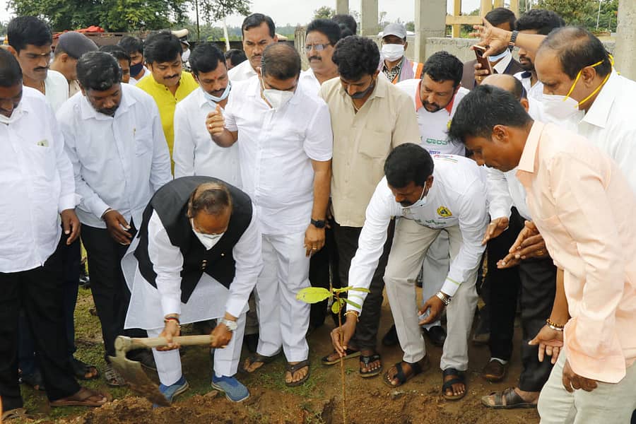 ಶಿವಮೊಗ್ಗ ತಾಲ್ಲೂಕಿನ ಅಬ್ಬಲಗೆರೆ ಪಂಚಾಯಿತಿಯಲ್ಲಿ ಶನಿವಾರ ಗಾಂಧಿ ಜಯಂತಿ ಅಂಗವಾಗಿ ವಿವಿಧ ಕಾರ್ಯಕ್ರಮಗಳಿಗೆ ಗ್ರಾಮೀಣಾಭಿವೃದ್ಧಿ ಸಚಿವ ಕೆ.ಎಸ್‌. ಈಶ್ವರಪ್ಪ ಚಾಲನೆ ನೀಡಿದರು.