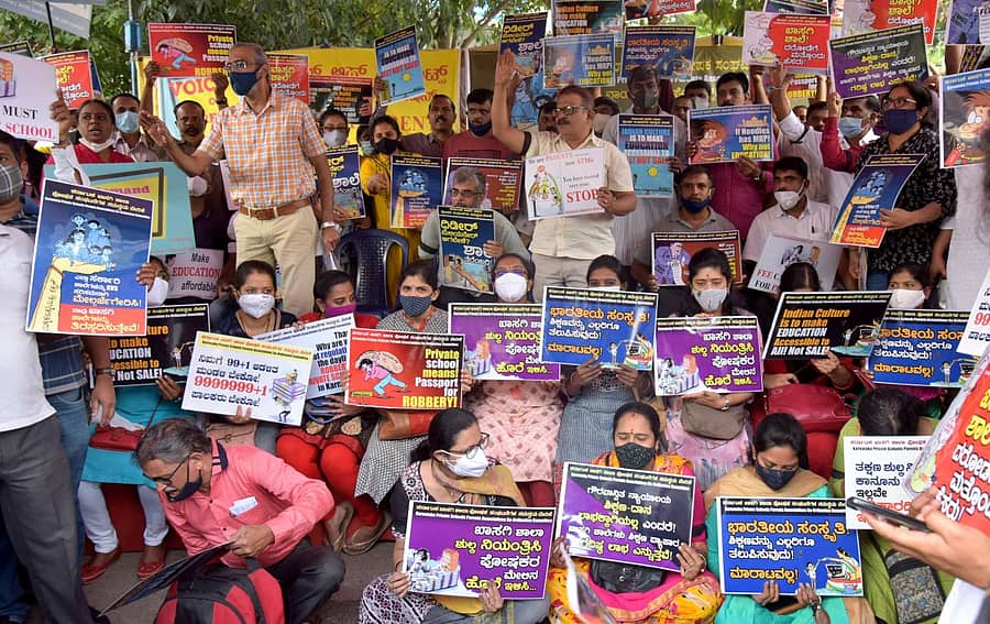‘ಖಾಸಗಿ ಶಾಲೆಗಳು ಶುಲ್ಕದ ಹೆಸರಿನಲ್ಲಿ ಸುಲಿಗೆ ಮಾಡುತ್ತಿವೆ’ ಎಂದು ಆರೋಪಿಸಿ ಪೋಷಕರು ಆನಂದರಾವ್ ವೃತ್ತದ ಬಳಿ ಶನಿವಾರ ಪ್ರತಿಭಟನೆ ನಡೆಸಿದರು ಪ್ರಜಾವಾಣಿ ಚಿತ್ರ