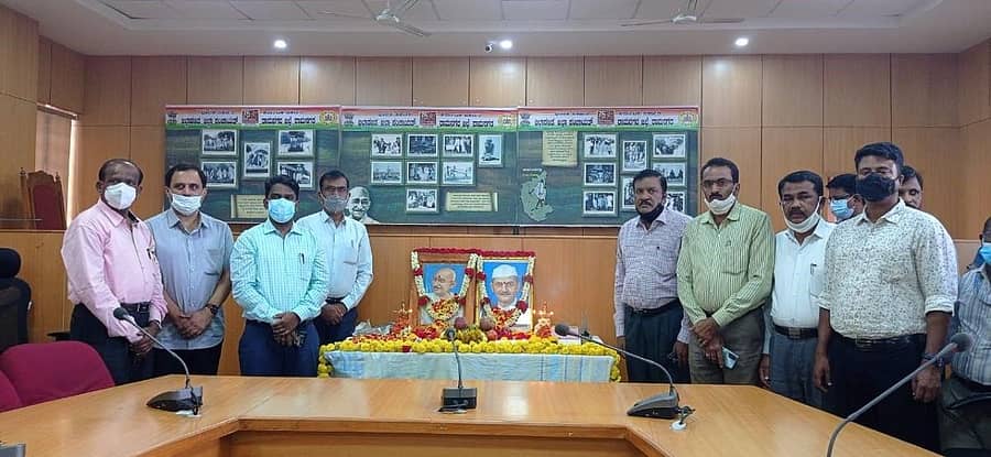 ಜಿಲ್ಲಾಧಿಕಾರಿ ಕಚೇರಿ ಸಭಾಂಗಣದಲ್ಲಿ ನಡೆದ ಕಾರ್ಯಕ್ರಮದಲ್ಲಿ ಜಿಲ್ಲಾಧಿಕಾರಿ ರಾಕೇಶ್‌ಕುಮಾರ್, ಹೆಚ್ಚುವರಿ ಜಿಲ್ಲಾಧಿಕಾರಿ ಜವರೇಗೌಡ, ಡಿಎಚ್‌ಒ ನಿರಂಜನ್, ಎಂಜಿನಿಯರ್‌ ಚಂದ್ರಹಾಸ್, ರೇಷ್ಮೆ ಇಲಾಖೆಯ ಉಪ ನಿರ್ದೇಶಕ ಬಸವರಾಜು, ತೋಟಗಾರಿಕೆ ಇಲಾಖೆಯ ಉಪ ನಿರ್ದೇಶಕ ಮುನೇಗೌಡ ಮತ್ತಿತರರು ಪಾಲ್ಗೊಂಡಿದ್ದರು