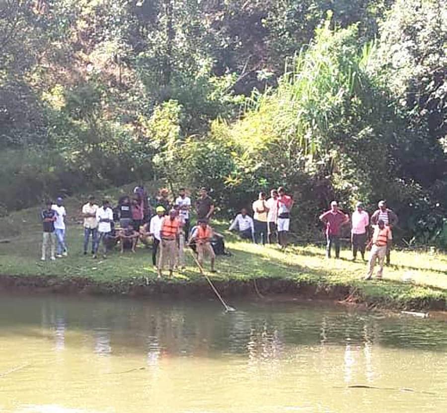 ಹೆತ್ತೂರು ಹೋಬಳಿಯ ಮೂಕನಮನೆ ಜಲಪಾತದಲ್ಲಿ ಈಜಲು ಹೋದ ಯುವಕನ ಸಾವನಪ್ಪಿದ್ದು ಮೃತ ದೇಹವನ್ನು ಪೊಲೀಸರು, ಅಗ್ನಿಶಾಮಕ ದಳದ ಸಿಬ್ಬಂದಿ ಹುಡುಕುತ್ತಿರುವುದು