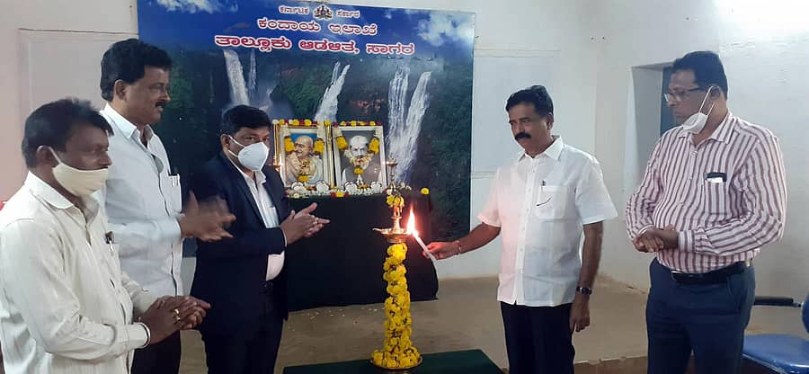 ಸಾಗರದಲ್ಲಿ ತಾಲ್ಲೂಕು ಆಡಳಿತ ಶನಿವಾರ ಏರ್ಪಡಿಸಿದ್ದ ಗಾಂಧಿ ಹಾಗೂ ಲಾಲ್ ಬಹಾದ್ದೂರ್ ಶಾಸ್ತ್ರಿ ಜನ್ಮ ದಿನಾಚರಣೆ ಕಾರ್ಯಕ್ರಮವನ್ನು ಶಾಸಕ ಎಚ್.ಹಾಲಪ್ಪ ಹರತಾಳು ಉದ್ಘಾಟಿಸಿದರು.