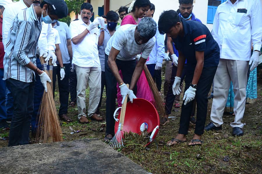 ಕದ್ರಿ ವಿದ್ಯಾರ್ಥಿ ನಿಲಯದ ಆವರಣದಲ್ಲಿ ಸಚಿವ ಕೋಟ ಶ್ರೀನಿವಾಸ ಪೂಜಾರಿ ಸ್ವಚ್ಛತಾ ಕಾರ್ಯದಲ್ಲಿ ಭಾಗಿಯಾದರು.